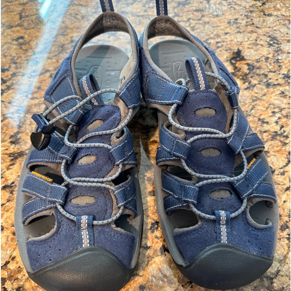 Men's NEW, never worn size 8.5 blue Keen shoes.